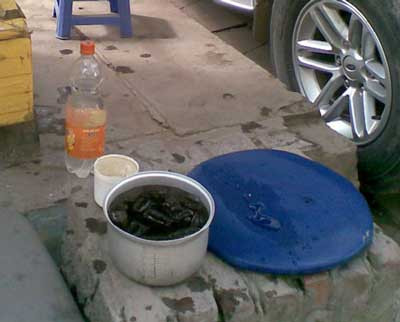 Không chỉ có vậy, quy trình đun nấu nước nhân trần để bán cho khác cũng rất mất vệ sinh.