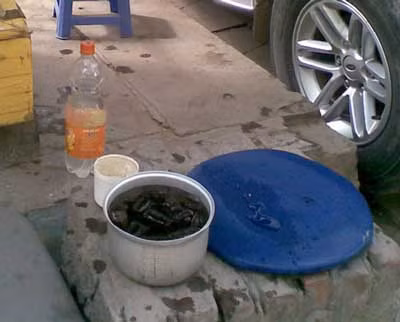 Không chỉ có vậy, quy trình đun nấu nước nhân trần để bán cho khác cũng rất mất vệ sinh.