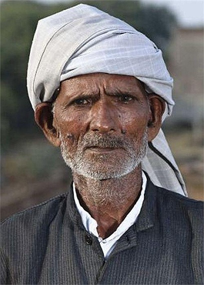 Hiện gia đình của bà, gồm vợ chồng bà, người vợ hai, và con gái Naveen, đang sinh sống ở ngôi làng hẻo lánh Hissar của Ấn Độ.