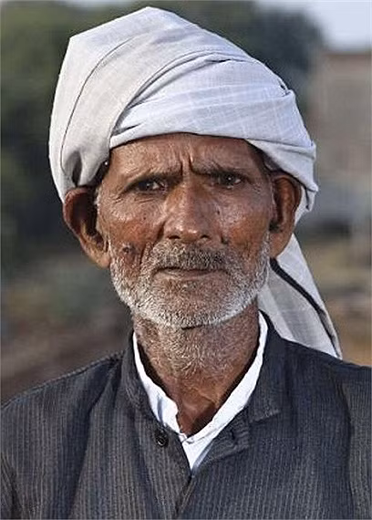 Hiện gia đình của bà, gồm vợ chồng bà, người vợ hai, và con gái Naveen, đang sinh sống ở ngôi làng hẻo lánh Hissar của Ấn Độ.