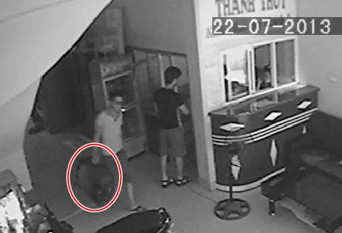 Sau khoảng 30 phút, hai người này xuống trả phòng và mang theo cả chiếc vali