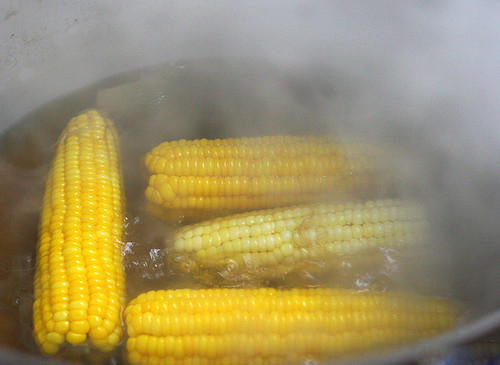 Cuối cùng là nước ngô, tại một vài điểm bán dạo ngô trên đường Đê La Thành cơ quan chức năng cũng phát hiện khuẩn E.coli. Trước đó, nhiều nhà khoa học đã cảnh báo tình trạng luộc ngô bằng pin không an toàn và khuyên người tiêu dùng không nên ăn ngô và uống nước ngô tại các xe hàng bán dạo.