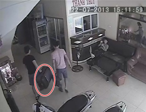 Và mang theo một chiêc vali khá to