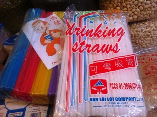 Ống hút nhựa chữ Trung Quốc bày bán ở chợ Đồng Tâm, Hà Nội. Ảnh: N.Đan