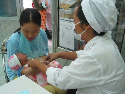 An toàn tiêm chủng được siết chặt hơn sau hàng loạt sự cố liên quan đến vắc-xin. Ảnh: KHÁNH ANH