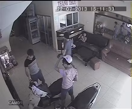 Hai thanh niên vào thuê phòng lúc 15h11 phút (22/7)