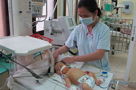 Mỗi ngày, 70 trẻ sơ sinh tử vong Chăm sóc trẻ sơ sinh ở Bệnh viện Phụ sản Trung ương.