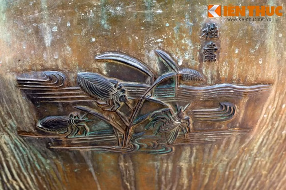 Các loài vật có mặt trên Cửu Đỉnh là: Rồng, chim trĩ, hổ, ba ba, chim công, cá voi, báo, đồi mồi, gà, cá sấu, tê giác, rùa, con ve, chim hạc, ngựa, trăn, đuông dừa, cá lóc, chim uyên ương, voi, chim vàng anh, cá rô ta, ngao, bò tót, chim yểng, con sam, lợn, vích, vẹt, cá mú, sò, dê, chim già đẫy, cà cuống, mãng xà, con mang...