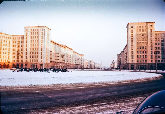 Khu chung cư Strausberger Platz do Liên Xô xây dựng, Berlin mùa đông năm 1956. Ảnh: Barney Britton/ Dpreview.