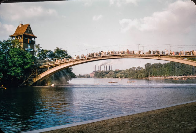 Cầu Abteibrücke, dẫn đến đảo Insel der Jugend trong công viên Treptower. Phía xa là nhà máy Kraftwerk Klingenberg. Ảnh: Barney Britton/ Dpreview.