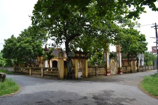 Huyện Kim Sơn được coi là huyện có nhiều đền thờ Triệu Việt Vương (?-571, người giữ nền độc lập cho nước Vạn Xuân) với trên dưới 10 đình đền ở các xã khác nhau. Tương truyền, khi thua trận năm 571, Triệu Việt Vương đã tuẫn tiết ở cửa sông Đáy, khu vực huyện Kim Sơn ngày nay. Ảnh: Wikimapia.