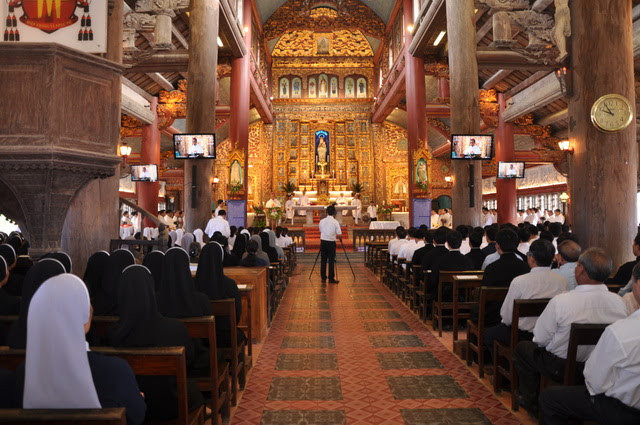 Là một trung tâm Công giáo lớn, Huyện Kim Sơn là huyện có tỷ lệ giáo dân lớn nhất so với các đơn vị hành chính cấp huyện ở Việt Nam. Theo thống kê có đến 46% dân số của huyện là người Công giáo. Có những xã tỉ lệ giáo dân trên 80% như Kim Mỹ, Xuân Thiện, Cồn Thoi, Vân Hải... Ảnh: Giáo xứ giáo họ Việt Nam.