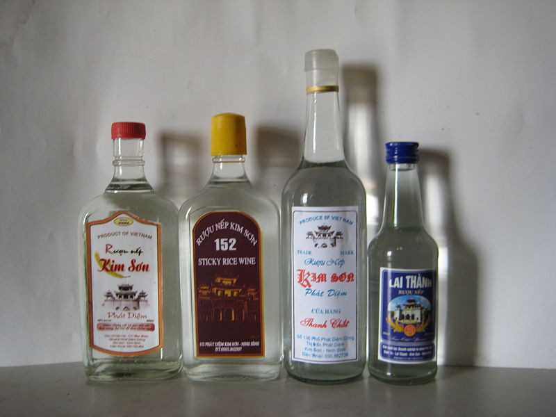 Đặc sản nổi tiếng nhất của huyện Kim Sơn là rượu Kim Sơn, được sản xuất từ các làng nghề truyền thống ở xã Lai Thành, Hòa Lạc, Ứng Luật, thị trấn Phát Diệm... Ảnh: Wiki.
