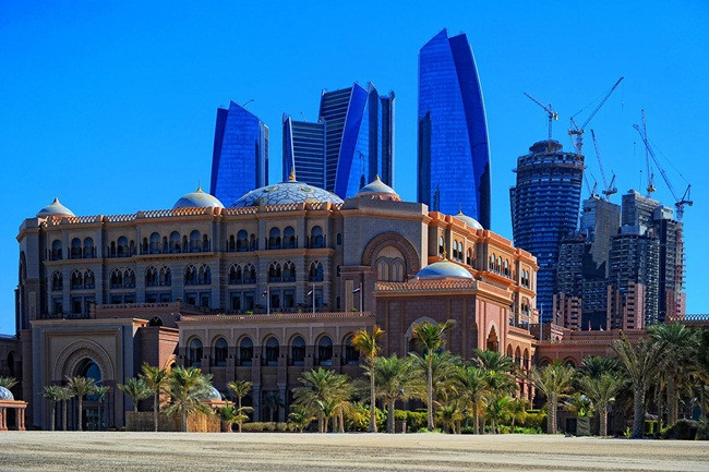 Khách sạn này được xây dựng với chi phí 3 tỷ USD. Đây được đánh giá là khách sạn 7 sao thứ hai trên thế giới, trước đó có khách sạn Burj Al Arab ở Dubai cũng được xếp hạng 7 sao.