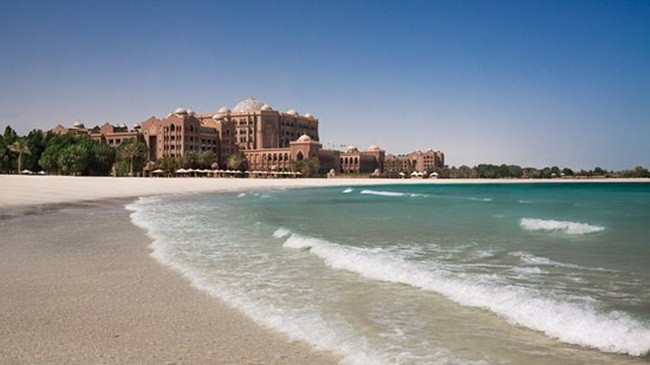 Emirates Palace có bãi biển riêng trải dài 1,3km cho khách tắm và nghỉ ngơi. Ngoài ra, khách sạn có khu công viên 1.000ha với những hàng cây cọ xanh tươi và đài phun nước.