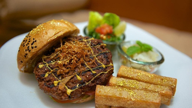 Khi đến đây, du khách còn được thưởng thức món Emirates Palace Camel Burger với vàng 24 cara có thể ăn được.