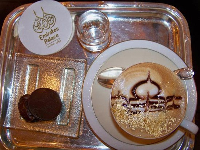 Ngoài ra, tại quầy Le Cafe trong khách sạn còn phục vụ cà phê cappuccino phủ vàng uống được.