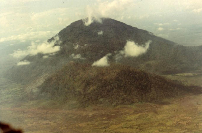 Núi Bà Đen trong một bức ảnh chụp cuối thập niên 1960. Ảnh: Larry Klein Schmidt.