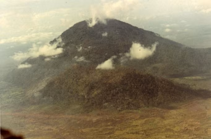 Núi Bà Đen trong một bức ảnh chụp cuối thập niên 1960. Ảnh: Larry Klein Schmidt.