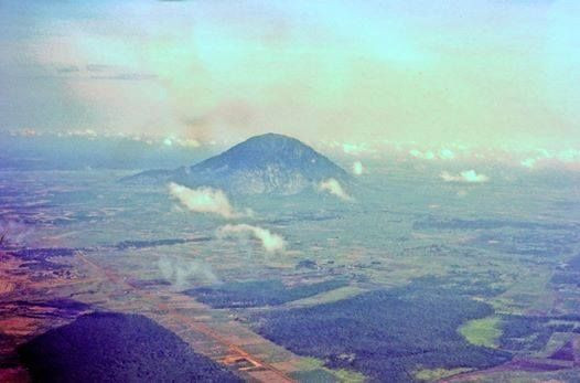 Núi Bà Đen nhìn từ một chuyến bay sang Campuchia năm 1971. Ảnh: Robert Love.
