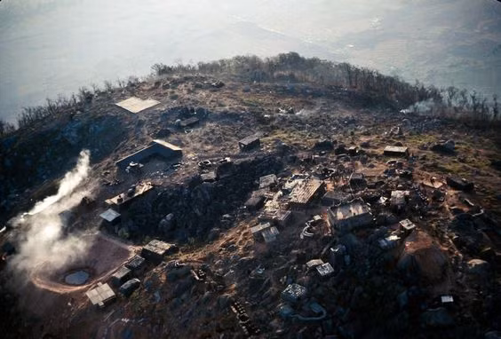 Khu căn cứ quân sự của Mỹ trên đỉnh núi Bà Đen. Ảnh: Donna Deneen.