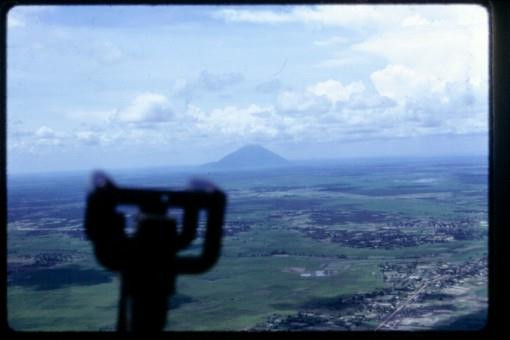 Núi Bà Đen ẩn hiện ở đường chân trời, nhìn từ một chiếc trực thăng chiến đấu. Ảnh: Terry Vaughn.