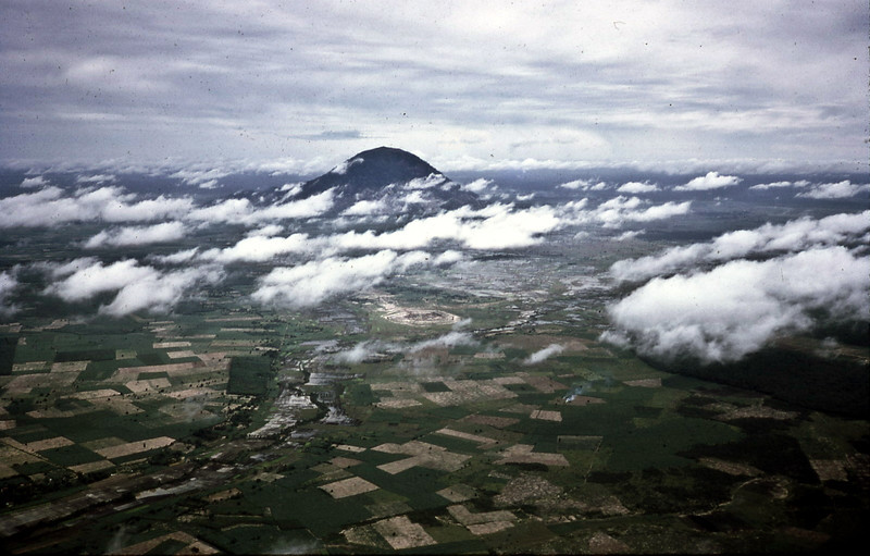 Núi Bà Đen hiện lên như một điểm nhấn giữa vùng đồng bằng rộng mênh mông. Ảnh chụp năm 1970 của Mike Huddleston.