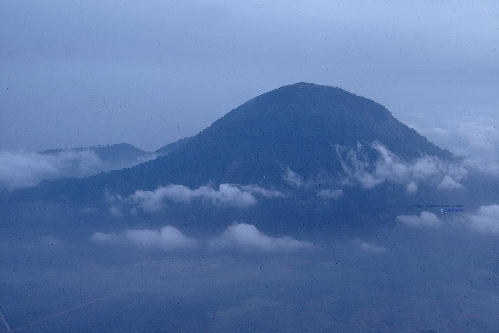 Vẻ huyền ảo của núi Bà Đen trong một ngày nhiều mây, khoảng năm 1967-1968. Ảnh: D Hillard.