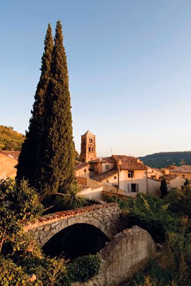 Moustiers-Sainte-Marie, Pháp: Ngôi làng cổ nằm trên vách núi đá voi ở miền đông Provence. Các xưởng đồ sứ ở đây sản xuất đĩa, bình vại được trang trí hoa và các con vật.