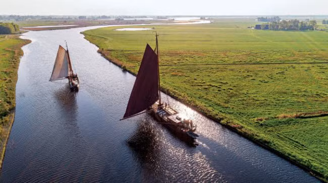 Blokzijl, Hà Lan: Ngôi làng từ thế kỷ thứ 17 được bao quanh bởi hồ, hệ thống kênh và nổi tiếng với các môn thể thao nước. Du khách có thể du ngoạn bằng thuyền hoặc đi bộ qua vườn quốc gia Weerribben-Wieden.