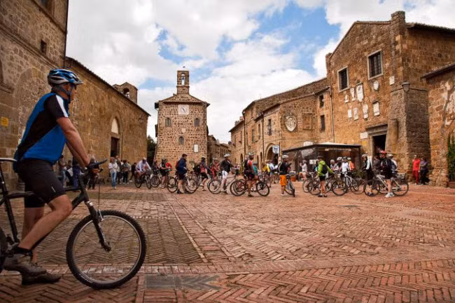 Sovana, Italia: Ngôi làng Sovana giống như một khu trưng bày lịch sử, với các ngôi nhà cổ kính từ thời Trung cổ. Nhà thờ Santa Maria gây ấn tượng với mái che bằng đá từ thế kỷ thứ 8 và bức họa mẹ Mary từ thế kỷ thứ 15.