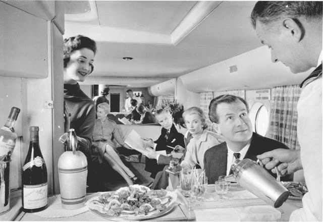 Quán bar trên một chuyến bay của British Airway với nhân viên pha chế cocktail chuyên nghiệp. Ảnh: Insider.