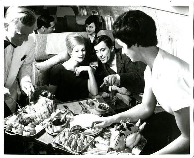 Bữa ăn tự chọn sang chảnh trên chuyến bay British Airways những năm 1960. Ảnh: Insider.