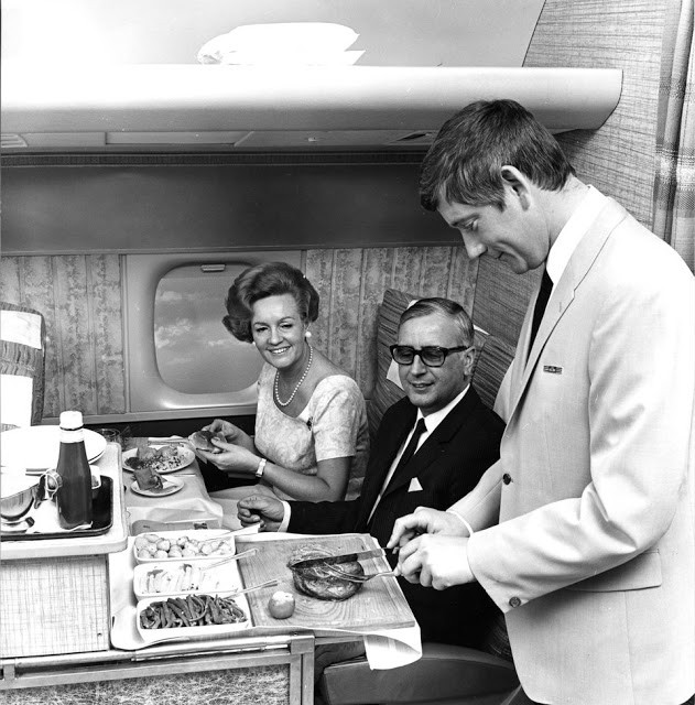 Thay vì đóng gói sẵn, bít tết nóng hổi được tiếp viên cắt ngay trên bàn ăn của máy bay. Ảnh: Insider.