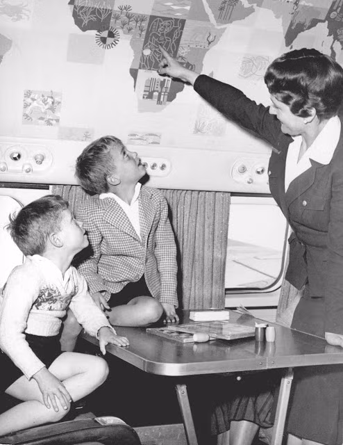 Trẻ em sử dụng dịch vụ cao cấp được tiếp viên dạy một bài học về địa lý trên chuyến bay của hãng Iberia. Ảnh: Insider.