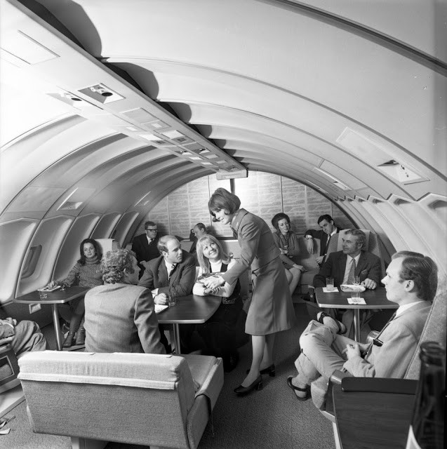 Trong quán bar của một chuyến bay năm 1971. Ảnh: Insider.