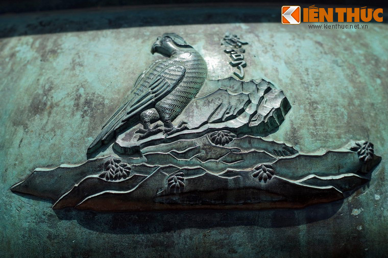 Tuyên đỉnh là đỉnh số 7 trong Cửu đỉnh. Hình tượng chim tiếp tục hiên diện ở chiếc đỉnh này với "Tần cát liễu", nghĩa là chim yểng, loài chim cảnh nổi tiếng với khả năng nhại tiếng người.