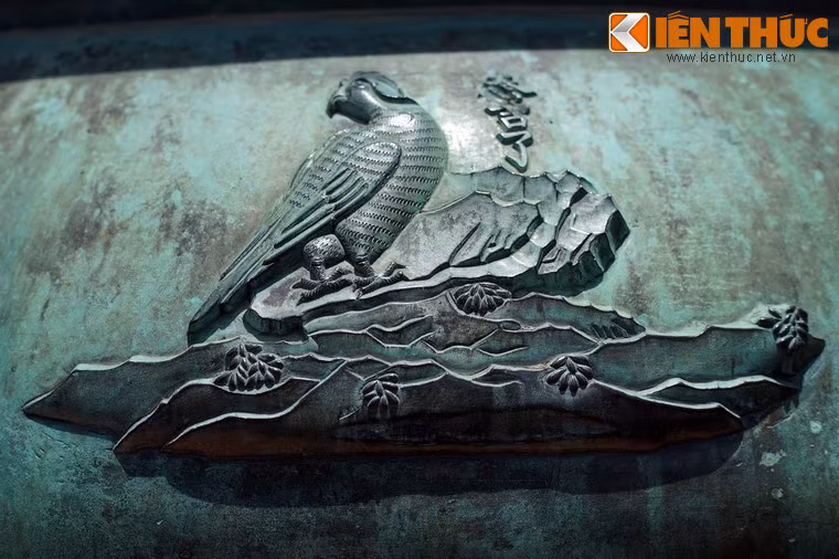 Tuyên đỉnh là đỉnh số 7 trong Cửu đỉnh. Hình tượng chim tiếp tục hiên diện ở chiếc đỉnh này với "Tần cát liễu", nghĩa là chim yểng, loài chim cảnh nổi tiếng với khả năng nhại tiếng người.