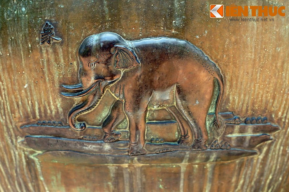 Loài vật cuối cùng trên Anh đỉnh là "Tượng" - con voi, loài vật khổng lồ có vai trò quan trọng trong biên chế quân đội nhà Nguyễn.