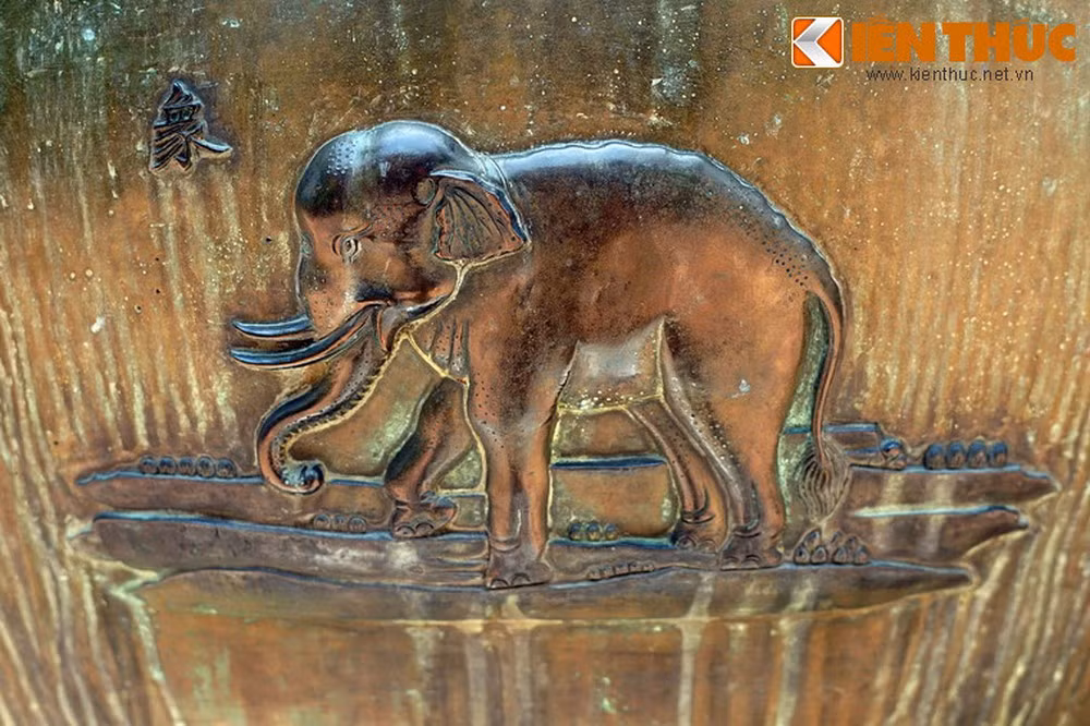 Loài vật cuối cùng trên Anh đỉnh là "Tượng" - con voi, loài vật khổng lồ có vai trò quan trọng trong biên chế quân đội nhà Nguyễn.