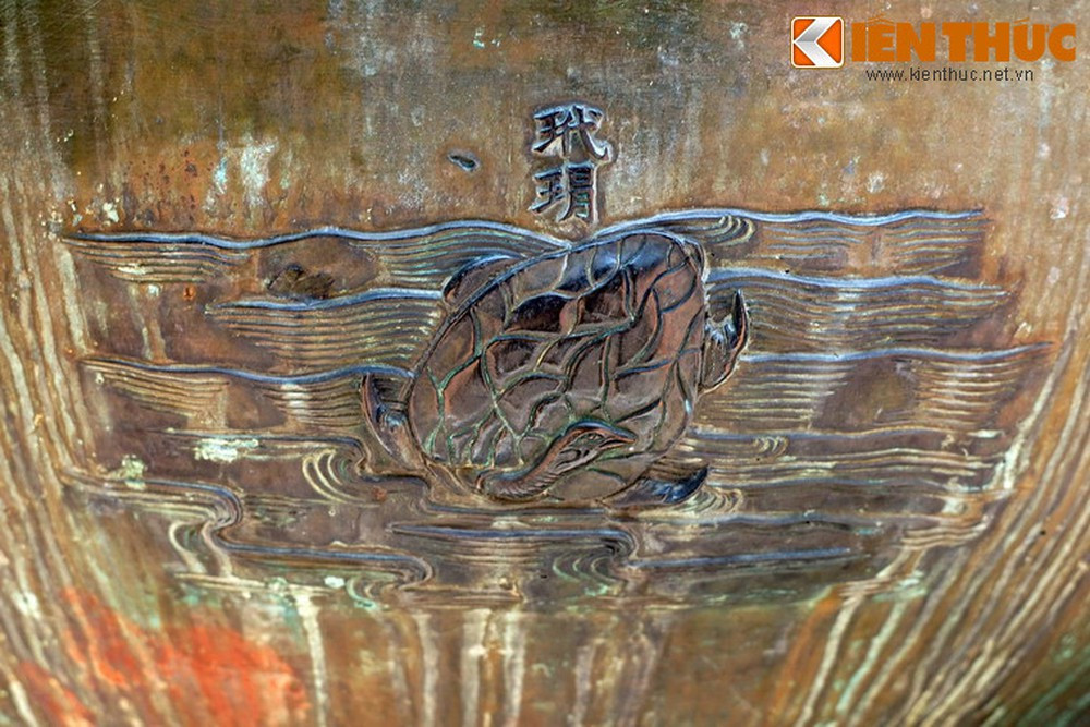 Con vật cuối cùng trên Nhân đỉnh "Đại mạo" - con đồi mồi, loài rùa biển có mai đẹp, thịt ngon, là sản vật quý thường được dùng tiến vua thời xưa.