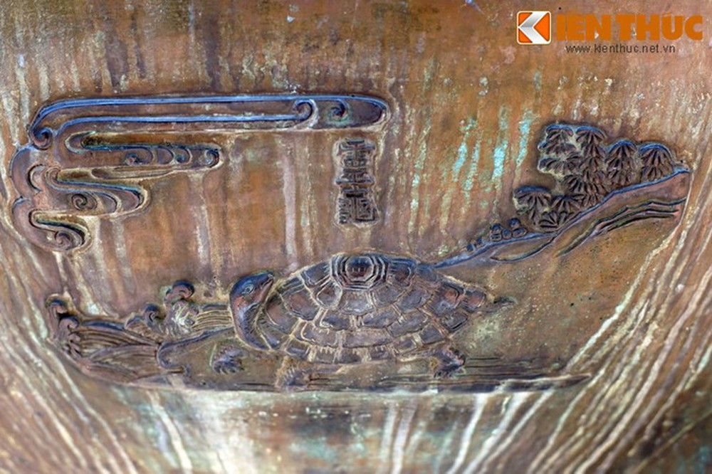 Loài vật cuối cùng trên Chương đỉnh là "Linh quy", nghĩa là rùa thiêng, một linh vật trong tín ngưỡng dân gian Việt Nam.