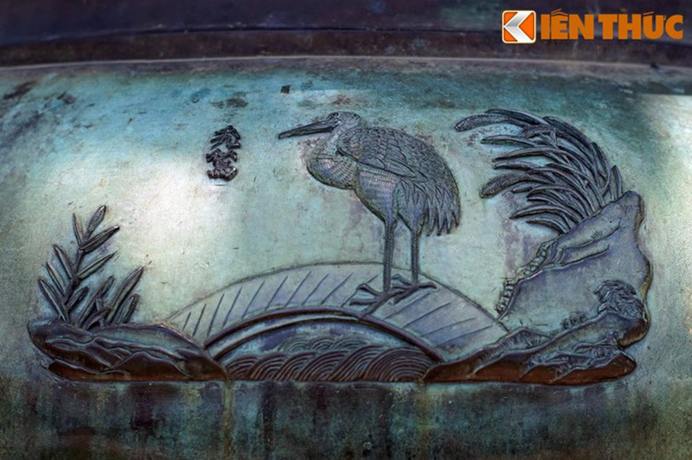 Huyền đỉnh là chiếc đình cuối cùng trong Cửu Đỉnh nhà Nguyễn. Chiếc đỉnh này có loài chim lạ là "Thốc thu", nghĩa là chim phù lão hay chim già đẫy, một loài chim trọc đầu trông giống như ông già, sinh sống tại các vùng ngập nước Nam Bộ.