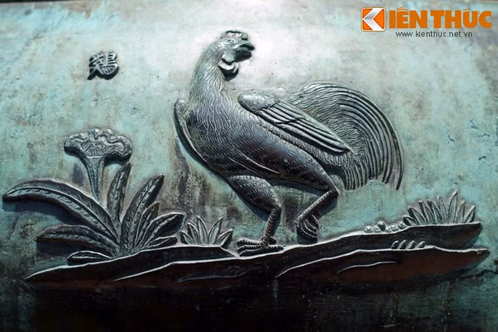 Chương đỉnh là chiếc đỉnh thứ ba của Cửu đỉnh. Chiếm một vị trí trang trọng trên chiếc đỉnh này là "Kê" hay con gà, loài gia cầm gắn liền với mọi xóm làng của người Việt.