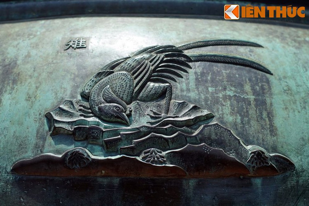 Loài vật thứ hai xuất hiện trên Cao đỉnh là "Trĩ", nghĩa là chim trĩ, loài chim có họ gà sở hữu bộ lông màu sắc rất đẹp.