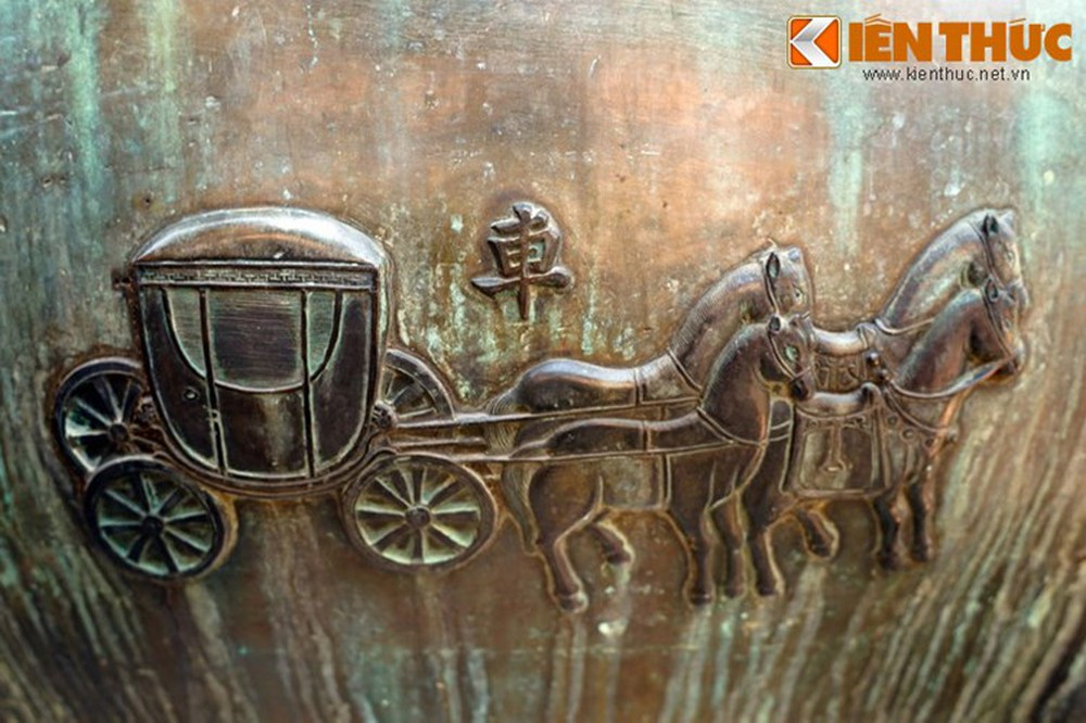 Loài ngựa từng xuất hiện ở Anh đỉnh với hình tượng "Mã", lại tiếp tục xuất hiện ở Huyền đỉnh trong hình tượng "Xa" nghĩa là xe, được thể hiện với bốn chú ngựa kéo.