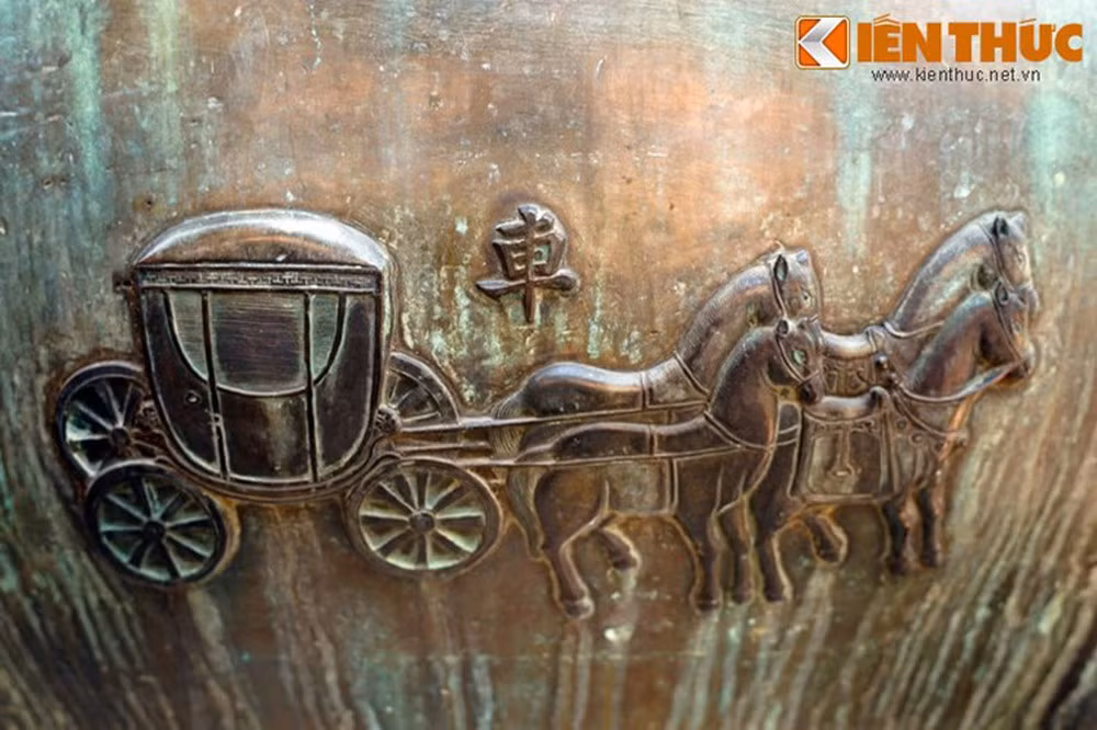 Loài ngựa từng xuất hiện ở Anh đỉnh với hình tượng "Mã", lại tiếp tục xuất hiện ở Huyền đỉnh trong hình tượng "Xa" nghĩa là xe, được thể hiện với bốn chú ngựa kéo.