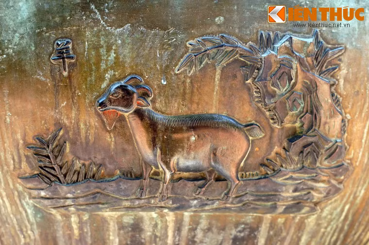 Loài cuối cùng trên Dụ đình là "Dương" - con dê, loài gia súc được nuôi nhiều tại một số vùng núi đá của Việt Nam.