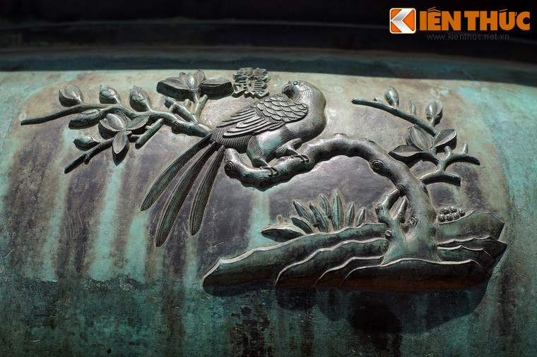 Dụ đỉnh là chiếc đỉnh thứ 8. Hình tượng chim xuất hiện trên chiếc đỉnh này là "Anh vũ", nghĩa là chim vẹt, cũng là loài chim rất giỏi nhại tiếng người như chim yểng trên Tuyên đỉnh.