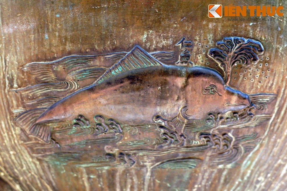 Loài vật tiếp theo trên Nhân đỉnh là "Nhân ngư", một cách gọi cá voi, loài cá thiêng phù trợ người đi biển theo quan niệm của người dân miền biển Việt Nam.